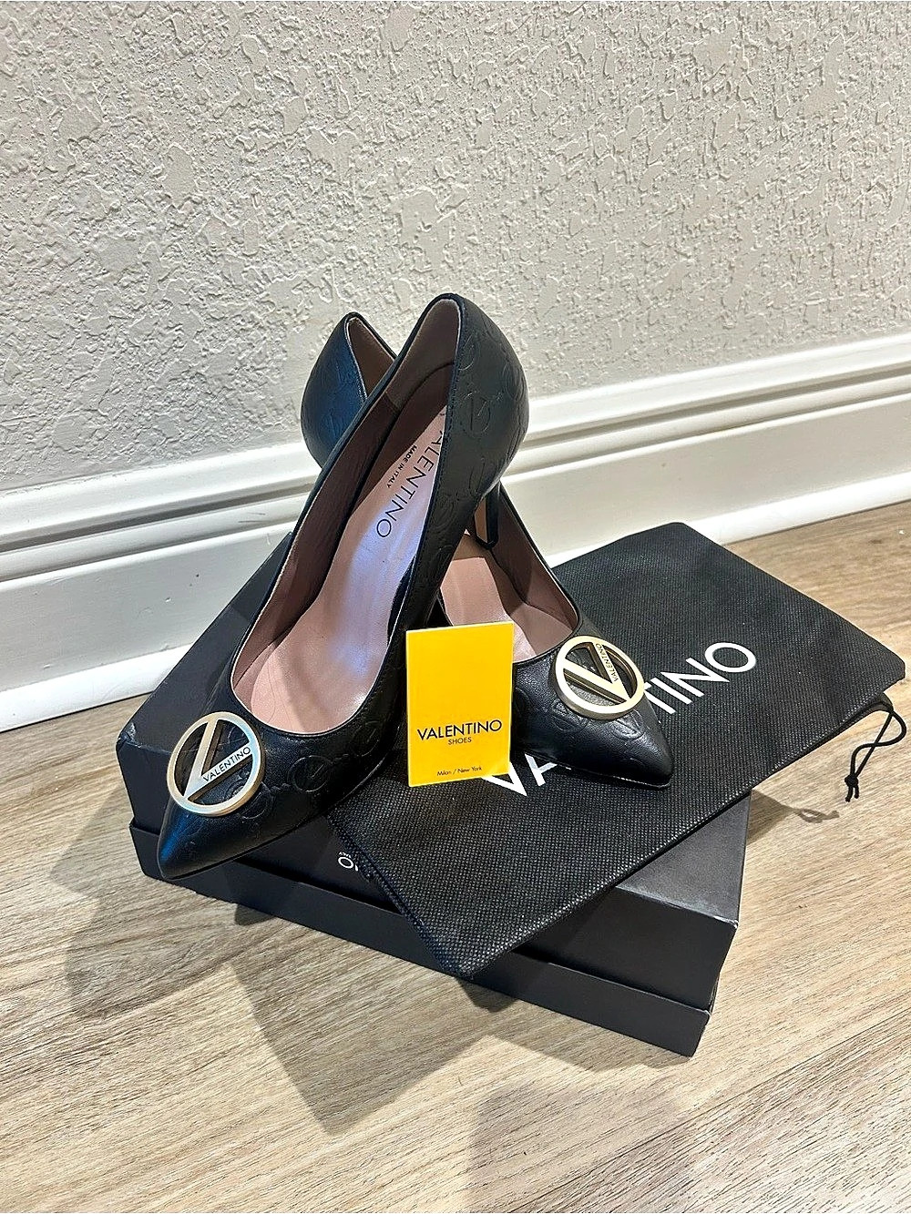 Valentino Garavani VLogo Signature VLogo Pumps in Black US 9 NWT